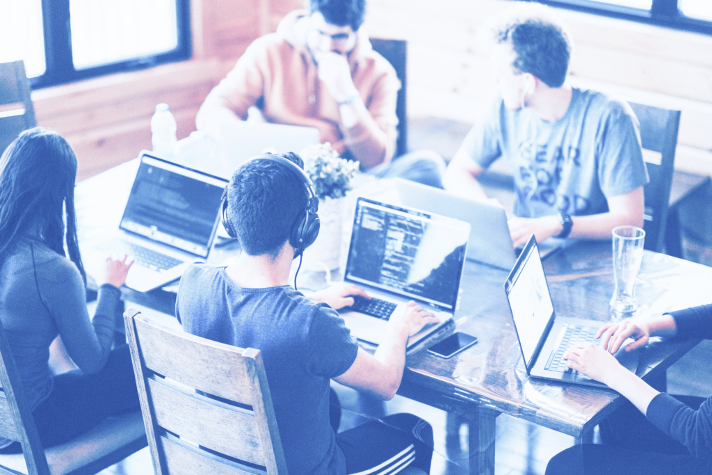 Photo d'un groupe de développeurs web dans un bureau