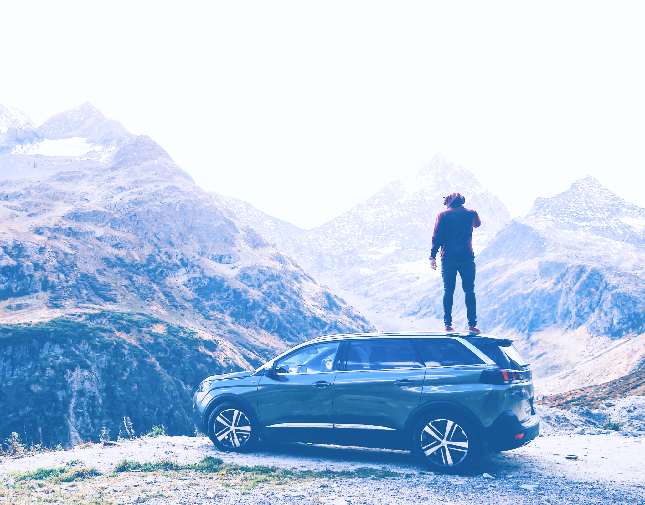 image-homme-debout-sur-une-voiture